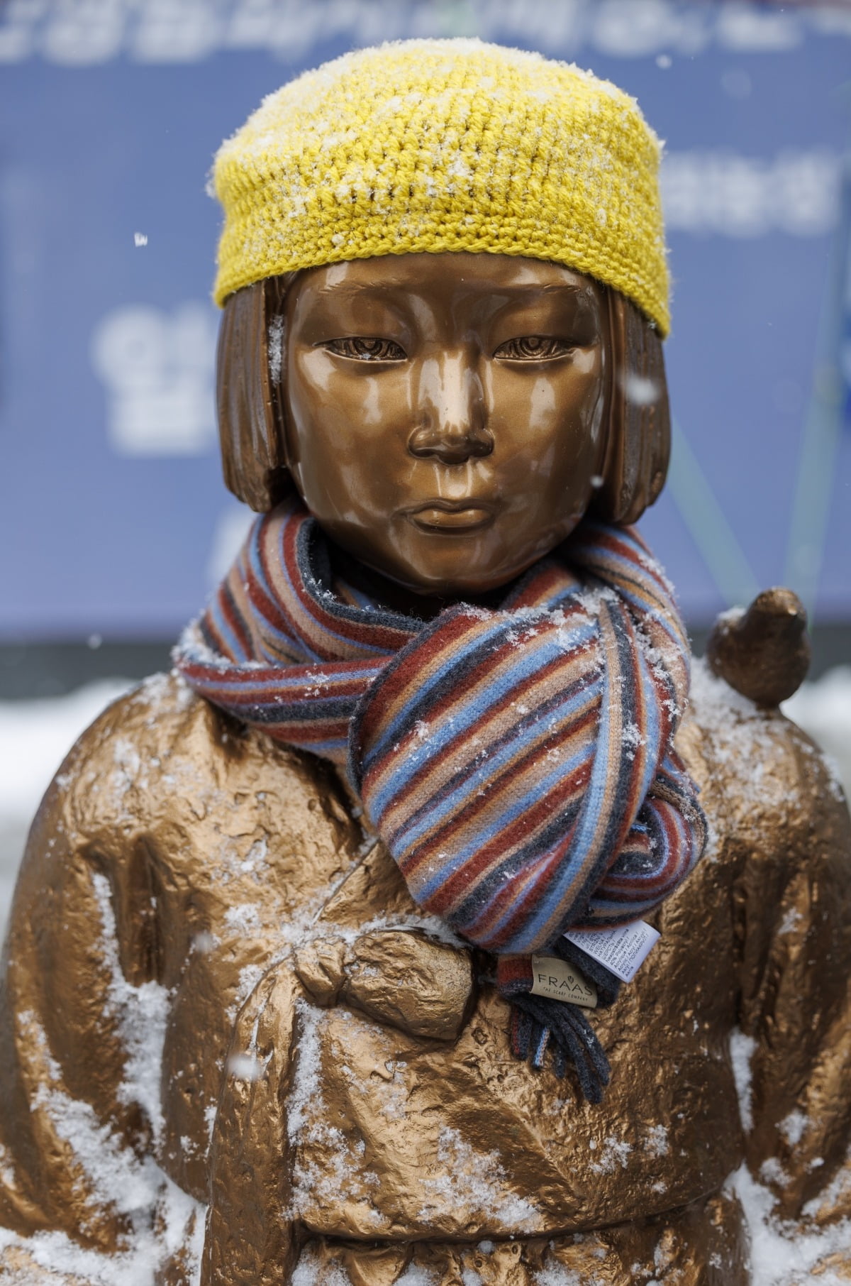 서울 종로구 옛 일본대사관 앞에 설치된 소녀상에 눈이 쌓여 있다. 사진=연합뉴스