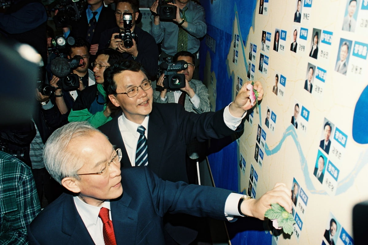 2000년 치러진 16대 총선에서 1당을 유지한 한나라당 사무실에서 당시 이회창 한나라당 총재와 홍사덕 사무총장이 당선자들의 사진에 꽃을 붙이고 있다./한국경제
