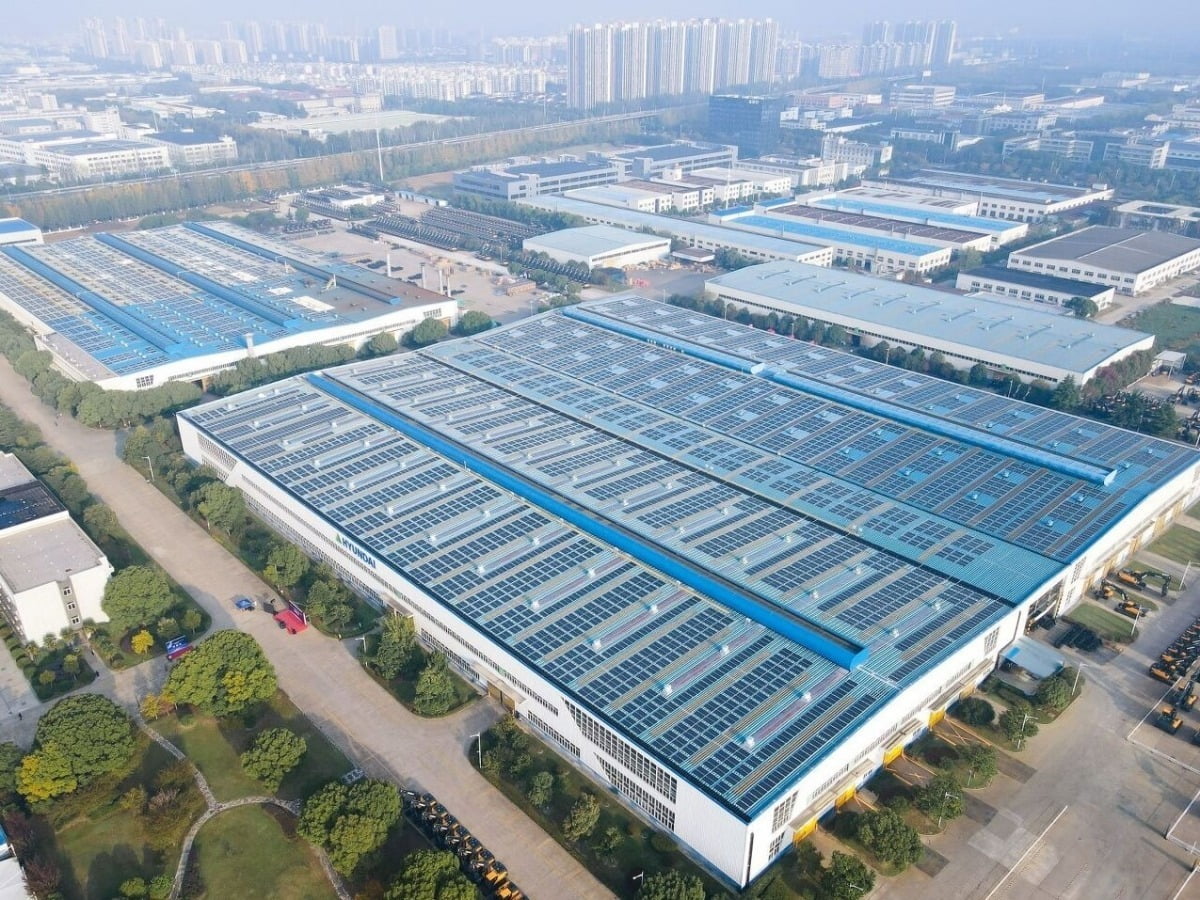 HD현대건설기계 중국 강소법인 공장에 설치된 4Mw급 태양광 패널. 사진=HD현대사이트솔루션 제공