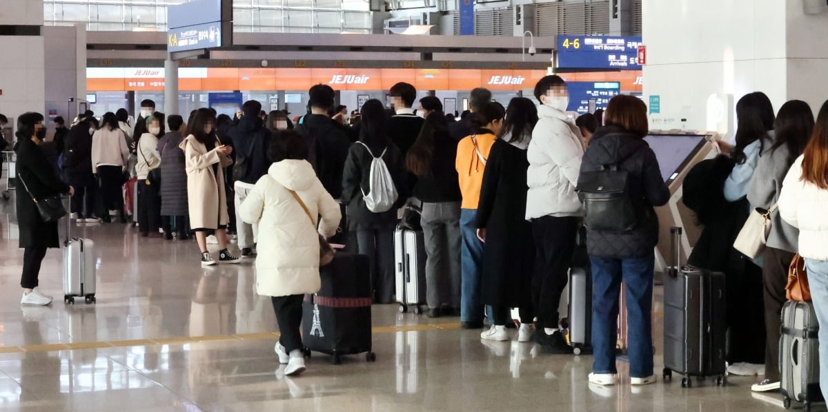인천국제공항에서 해외로 떠나는 여행객들이 탑승수속 줄을 서고 있다.    사진=연합뉴스