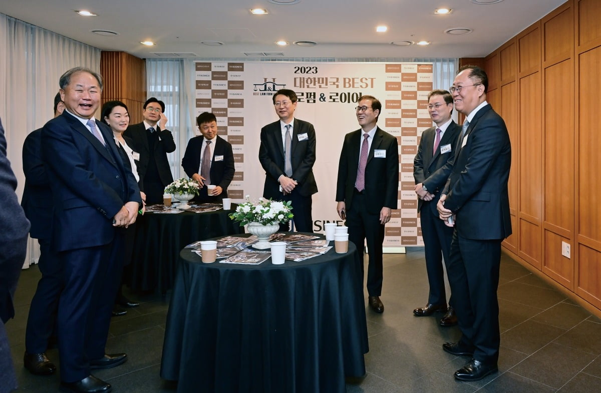 김정호 한경 사장(오른쪽 첫째)과 주요 로펌 대표들이 티타임을 갖고 있다. 사진=이승재 기자