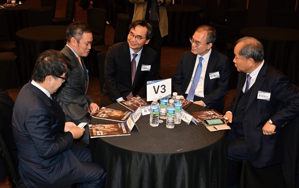 하영춘 한국경제매거진 대표(가운데)가 주요 로펌 대표변호사들과 대화를 나누는 모습. 사진=이승재 기자