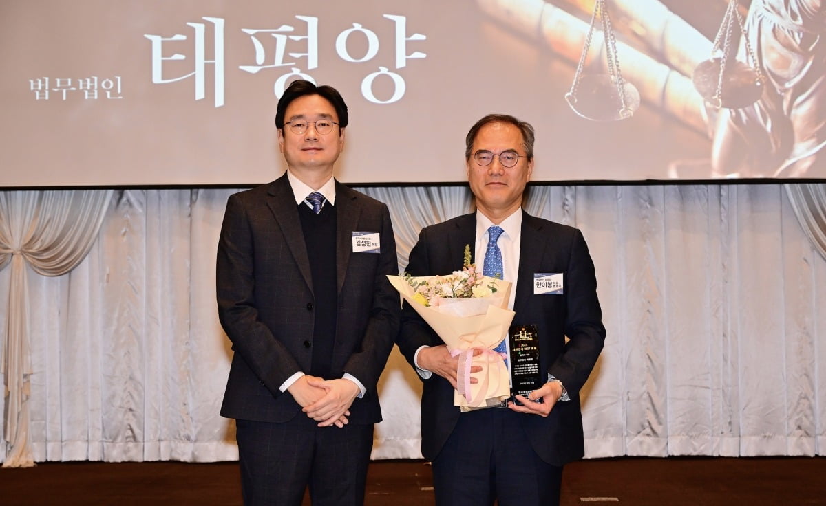  올해의 자문상은 태평양이 받았다. 김성한 한국사내변호사회 회장(왼쪽)과 한이봉 태평양 대표변호사.  사진=이승재 기자