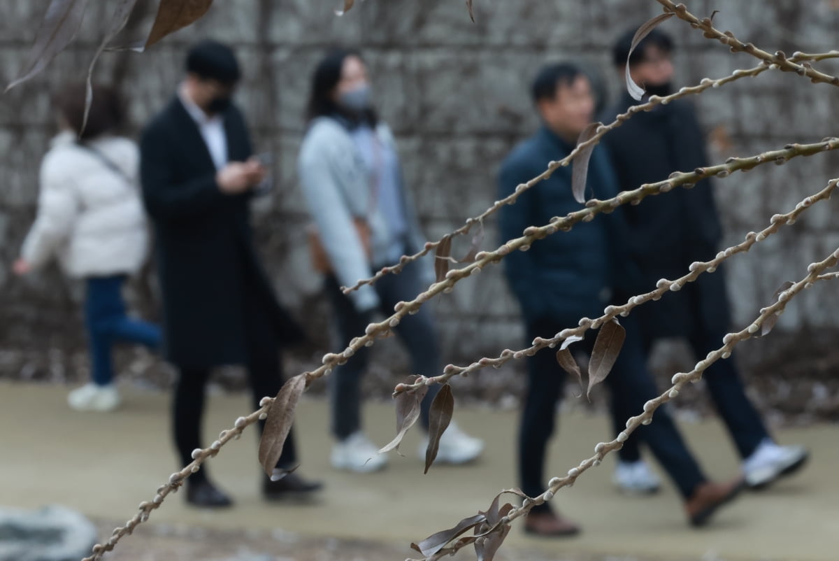 "내 실력에 이 돈 받고 일하다니···" 저임금·장시간 노동에 힘든 직장인들