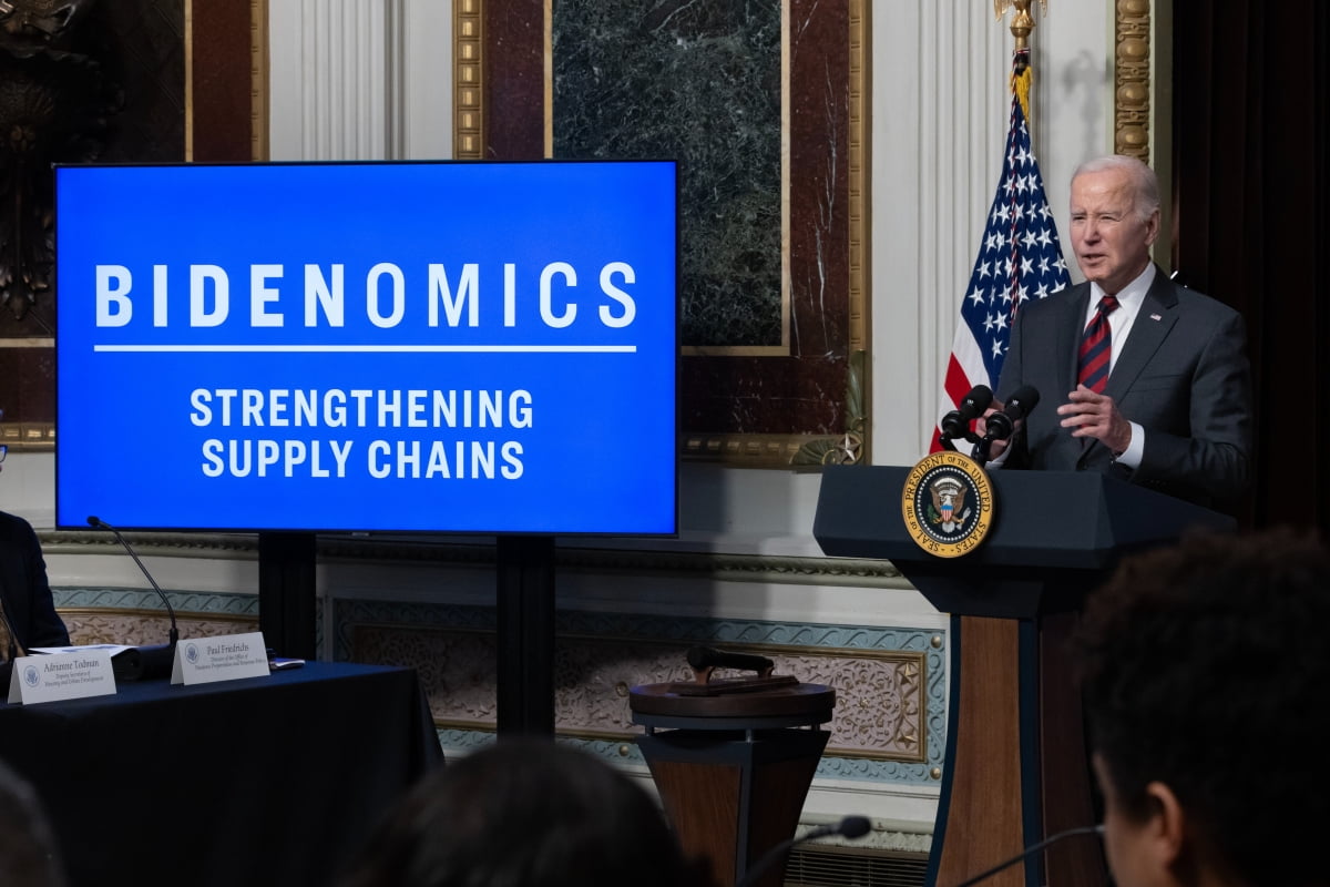 	
<YONHAP PHOTO-0907> epa10998183 US President Joe Biden delivers remarks during an event to discuss efforts to reduce costs for customers by strengthening supply chains in the economy, in the Indian Treaty Room of the Eisenhower Executive Office Building on the White House complex in Washington, DC, USA, 27 November 2023. EPA/MICHAEL REYNOLDS / POOL/2023-11-28 06:40:27/
<저작권자 ⓒ 1980-2023 ㈜연합뉴스. 무단 전재 재배포 금지.