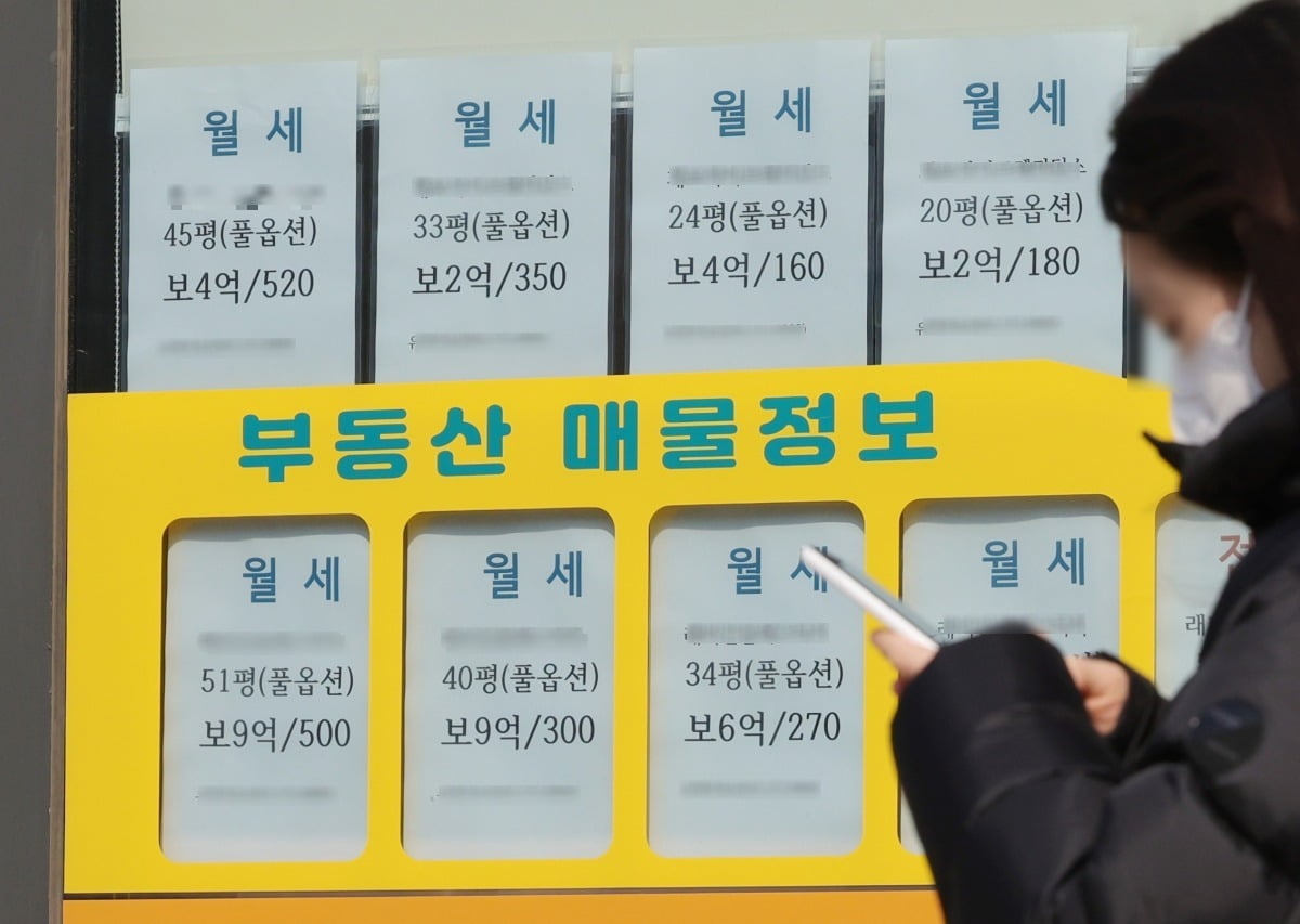 서울의 한 부동산에 월세 매물 공고가 붙어 있다. 사진=한국경제신문