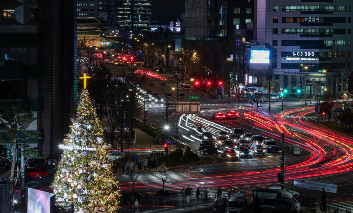 20일 오후 서울시 중구 서울광장에 설치된 성탄트리가 환하게 빛을 밝히고 있다./2023.11.20 최혁 기자