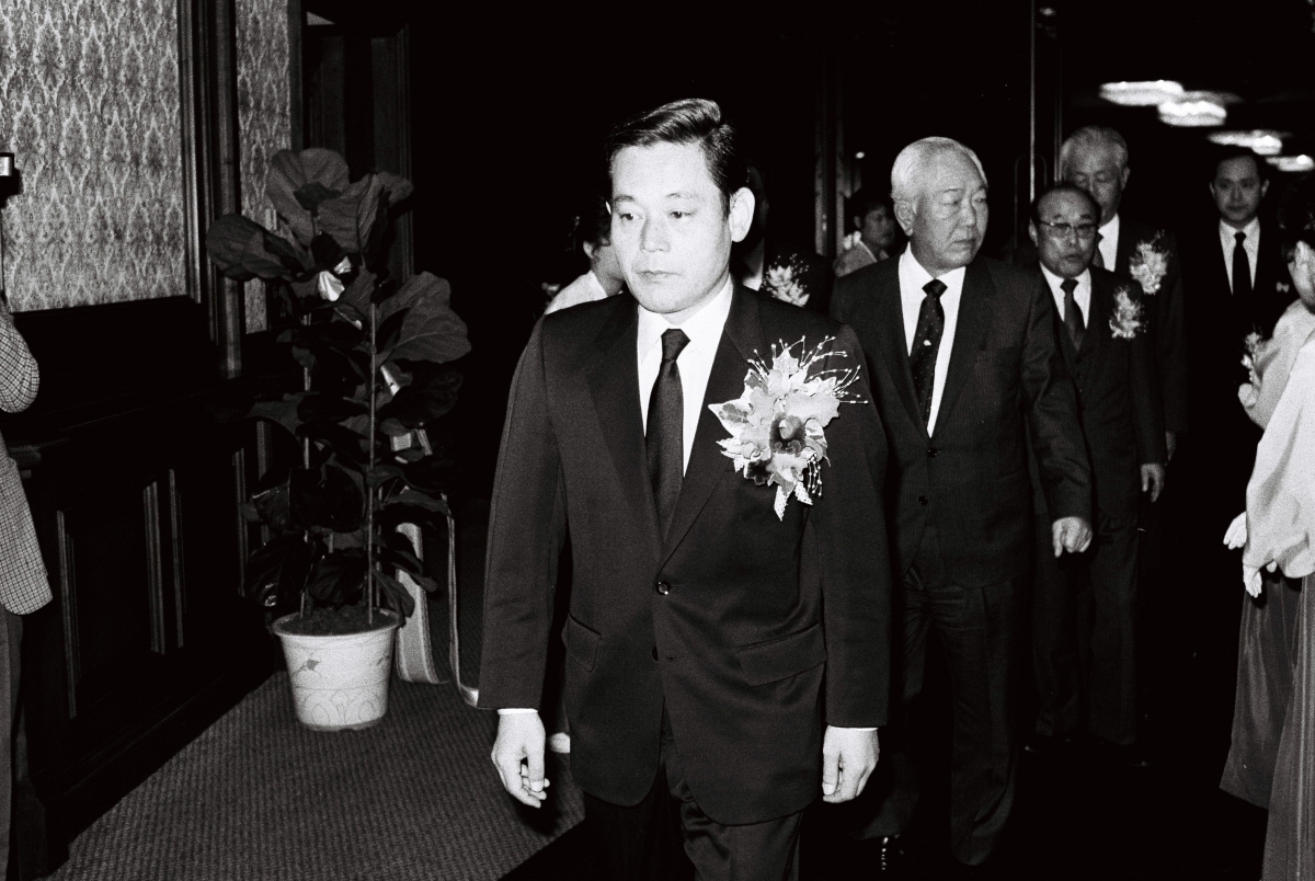 1987년 12월 1일  당시 이건희 삼성그룹 회장 취임식이 서울 호암아트홀에서 열렸다. 이 회장이 취임식을 마치고 퇴장하고 있다. 사진=한국경제 DB