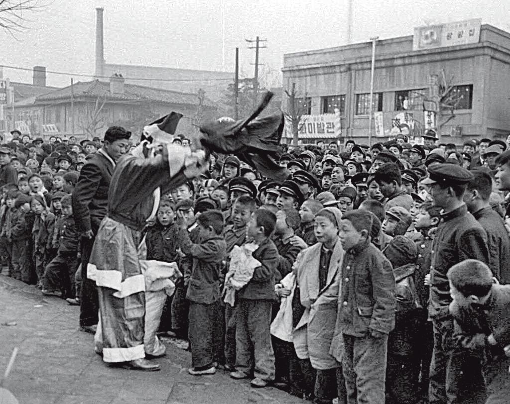 [사진 속 어제와 오늘] 사랑과 봉사 ①