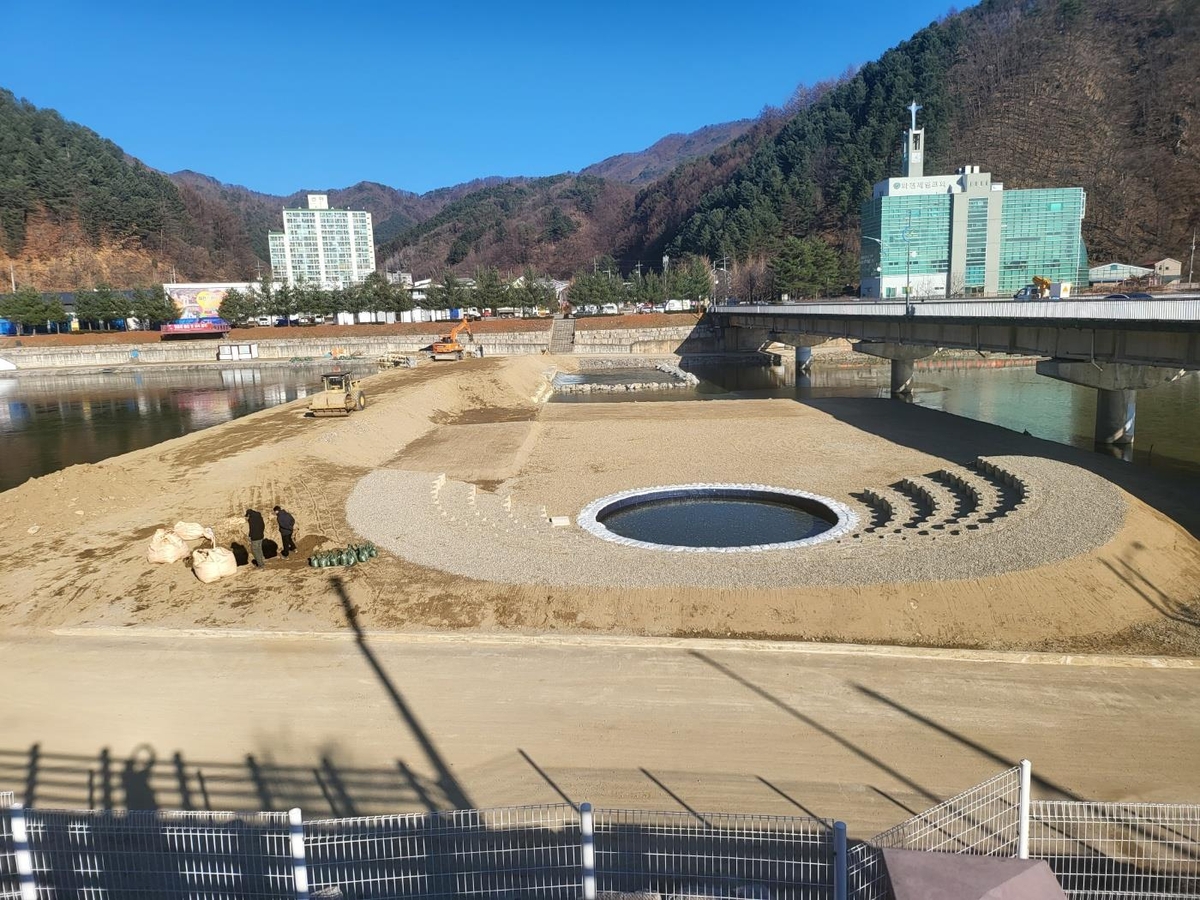 화천산천어축제 한 달 앞으로…축제장 결빙에 준비 본격화