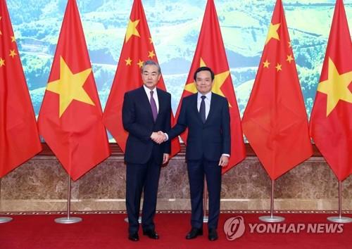 中왕이, 베트남 방문…'첨단 기술·친환경' 투자 확대 합의(종합)