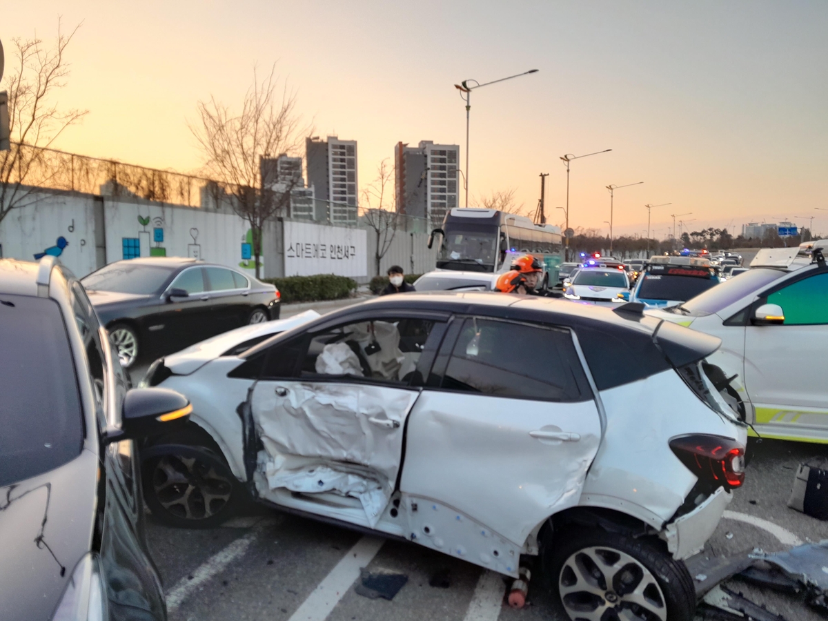 인천 사거리서 차량 6대 충돌…1명 중상·4명 부상