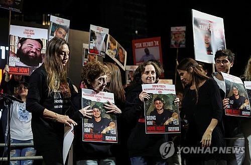 "아들도 돌아오게 해달라"…풀려난 이스라엘 인질들 애끓는 호소