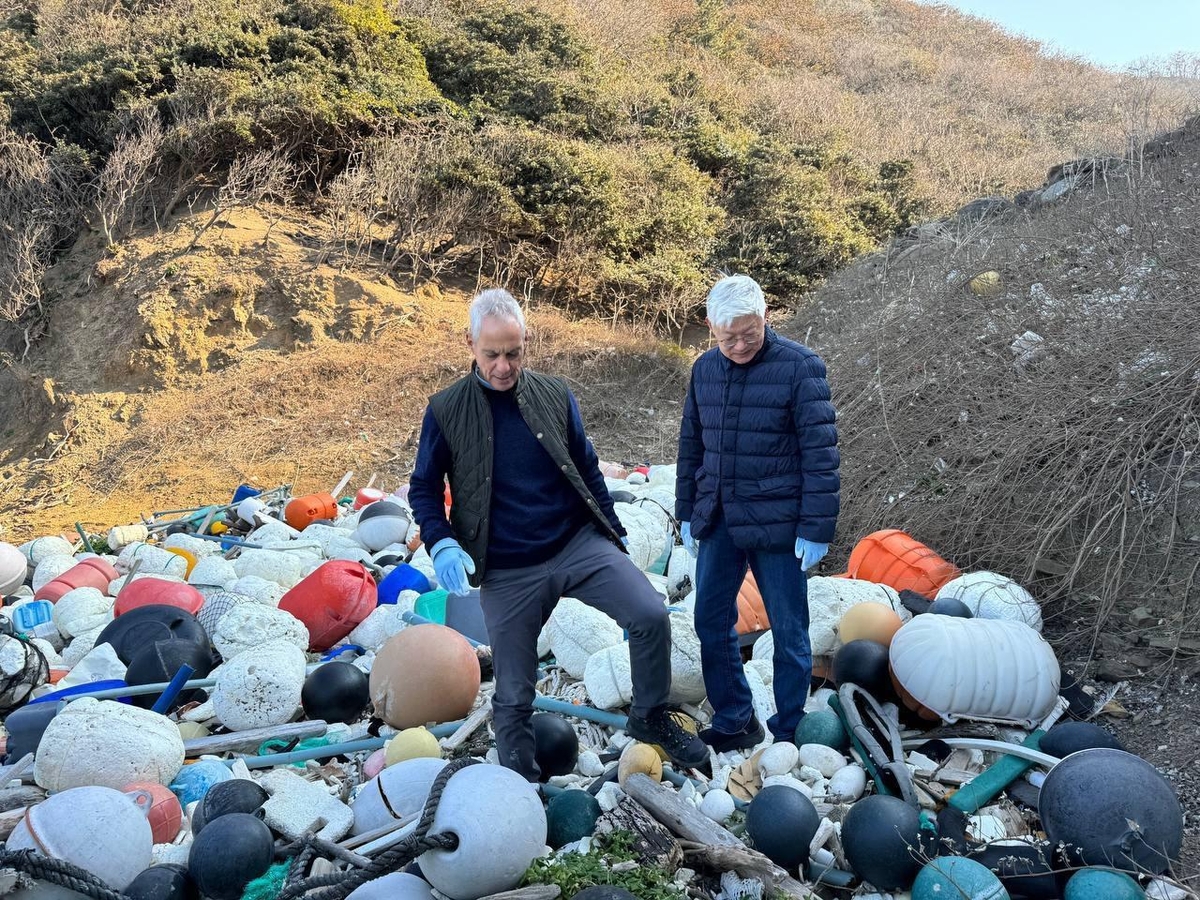 일본 대마도 해변 쓰레기 줍기에 한미일 인사 함께 참여