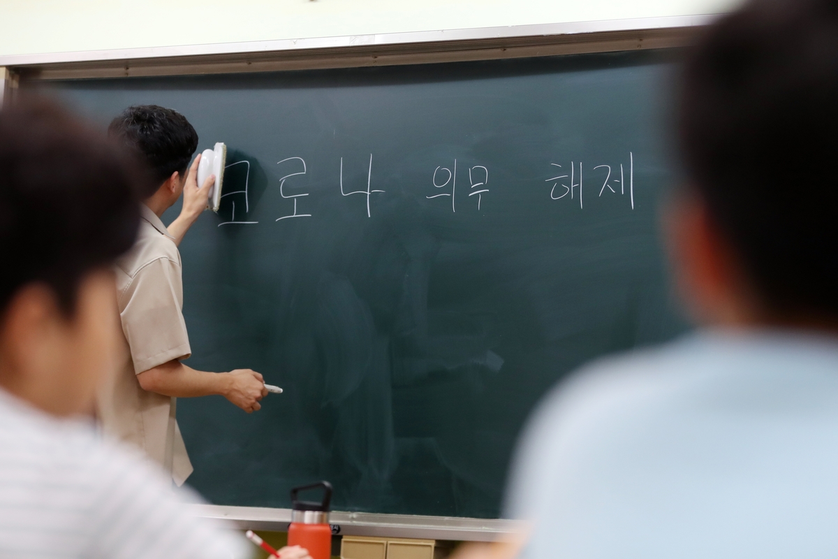 왜 한국·일본·싱가포르 학생들 성적은 쑥…외신도 놀랐다