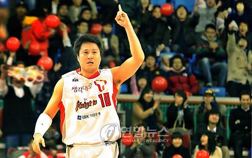 미국 농구계가 주목하는 '백보드 자유투'…KBL 선수들은 왜?