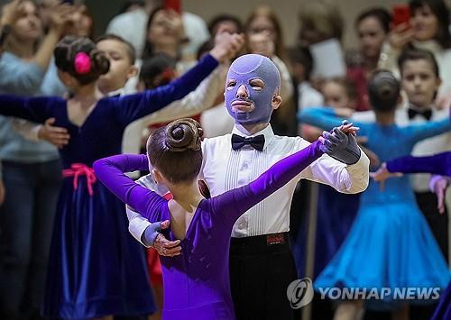 '러 공습에 몸 절반 화상' 8세 소년…학교 돌아와 '희망의 춤'