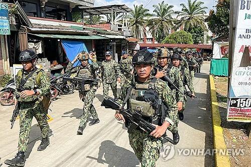 필리핀 '미사 폭탄테러' 용의자 2명 공개…"IS 추종 조직원"