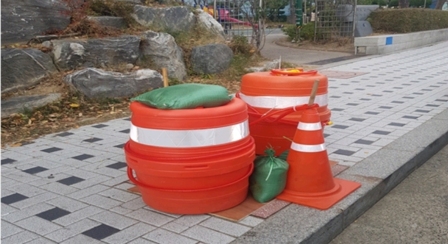 밟았을 뿐인데 맨홀 뚜껑 폭삭…부산서 행인이 빠져 부상