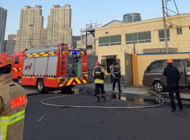 부산 북항 변전소 화재…일부 부두서 한때 작업 차질