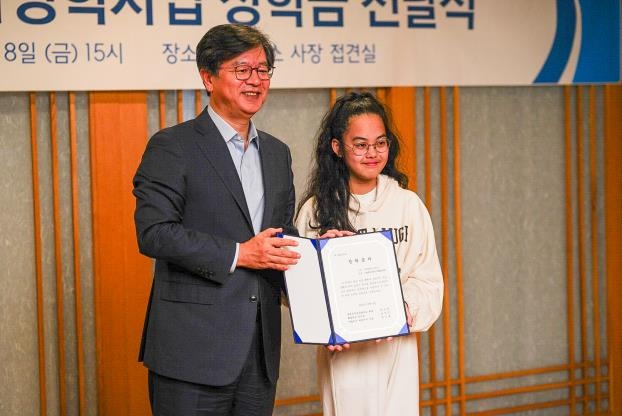 '당당한 다문화 구성원으로'…해밀학교 학생 10명에 장학금 전달