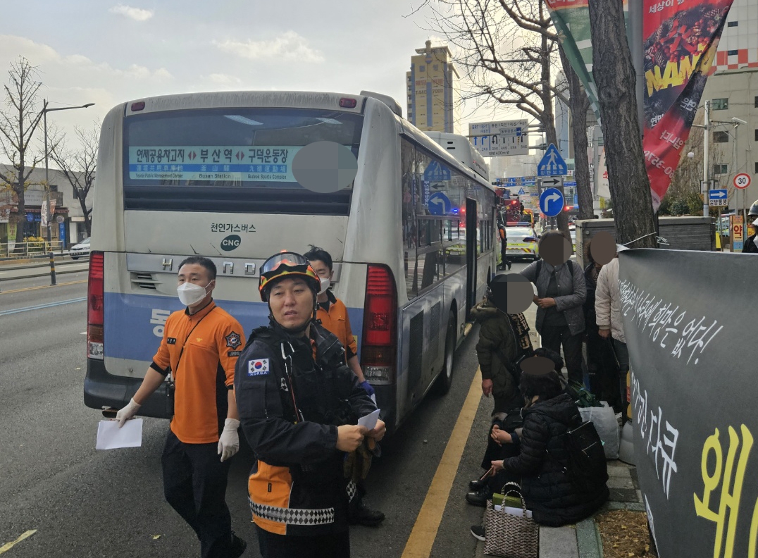 부산 버스전용차로서 시내버스끼리 추돌…14명 병원 이송