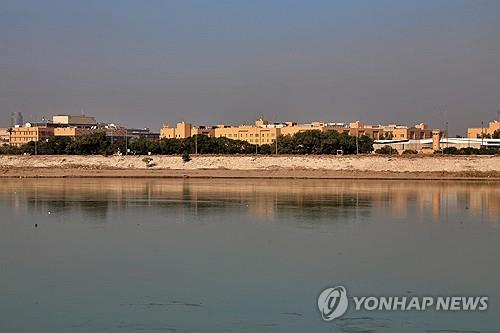 바그다드 美대사관, 로켓 피격 뒤 이라크에 "보호 촉구"