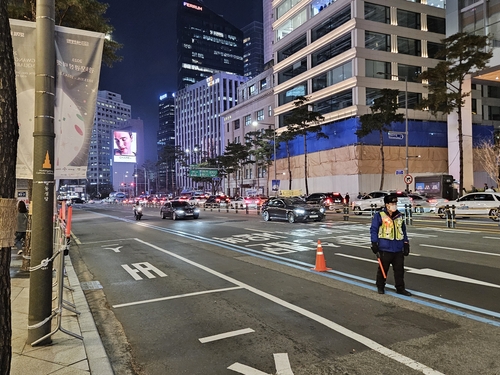 '명동은 크리스마스'…들뜬 분위기 속 인파관리도 강화