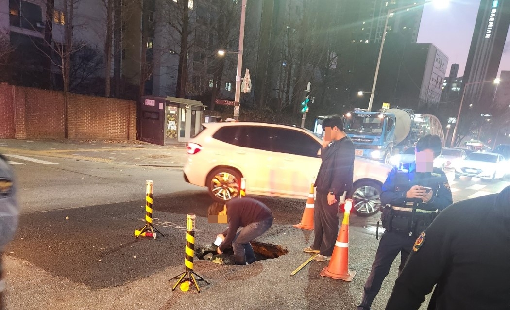 강남구 청담역 인근 지름 1ｍ 싱크홀…2개 차로 통제