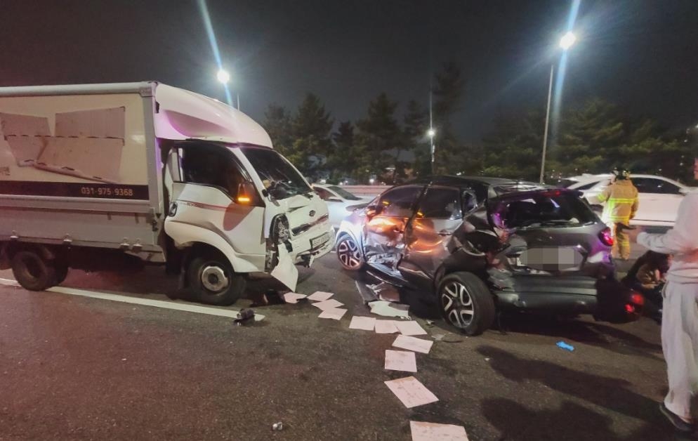 인천국제공항고속도로서 차량 4대 사고…5명 병원 이송