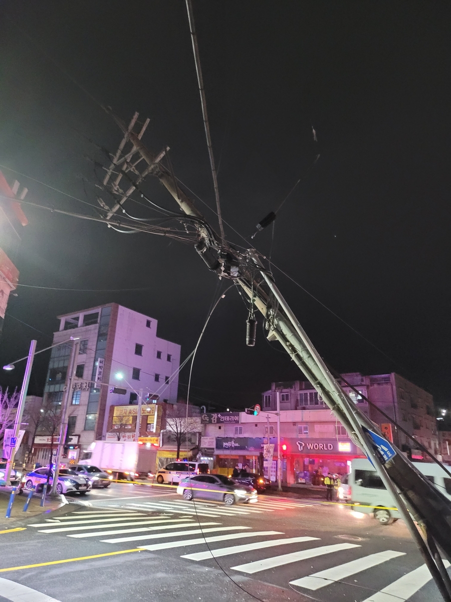 대전 동구서 정화조 청소차가 전신주 들이받아…동구 일대 정전(종합)