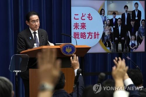 日, 3자녀 이상 가구 대학 무상교육에 고교생까지 아동수당 지급