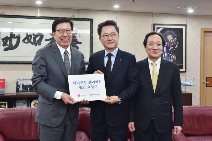 "가덕신공항 거점 항공사 필요"…에어부산 분리 매각 여론 확산