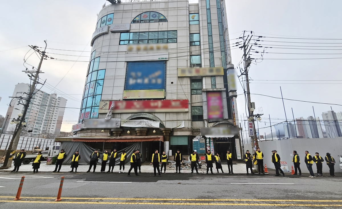 광주 학동4구역 재개발 건물 2곳 강제 집행…일부 충돌