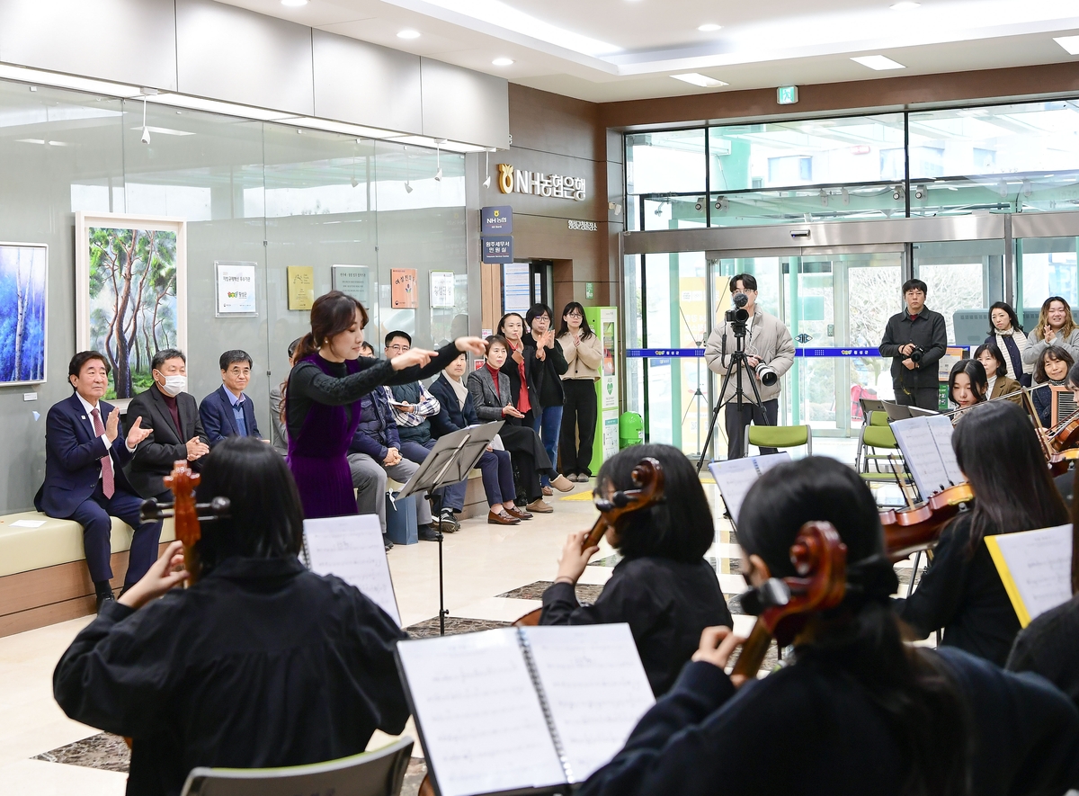 "따뜻한 선물에 감동" 출근길 횡성군청에 울려 퍼진 오케스트라