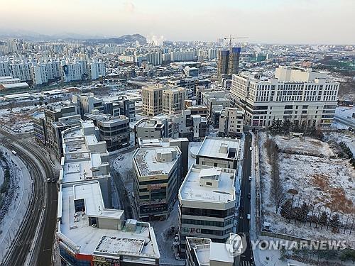 전국이 '꽁꽁'…최강 한파·폭설에 하늘길·바닷길 일부 막혀