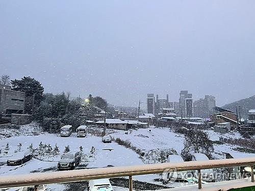 전국이 '꽁꽁'…최강 한파·폭설에 하늘길·바닷길 막혀(종합)