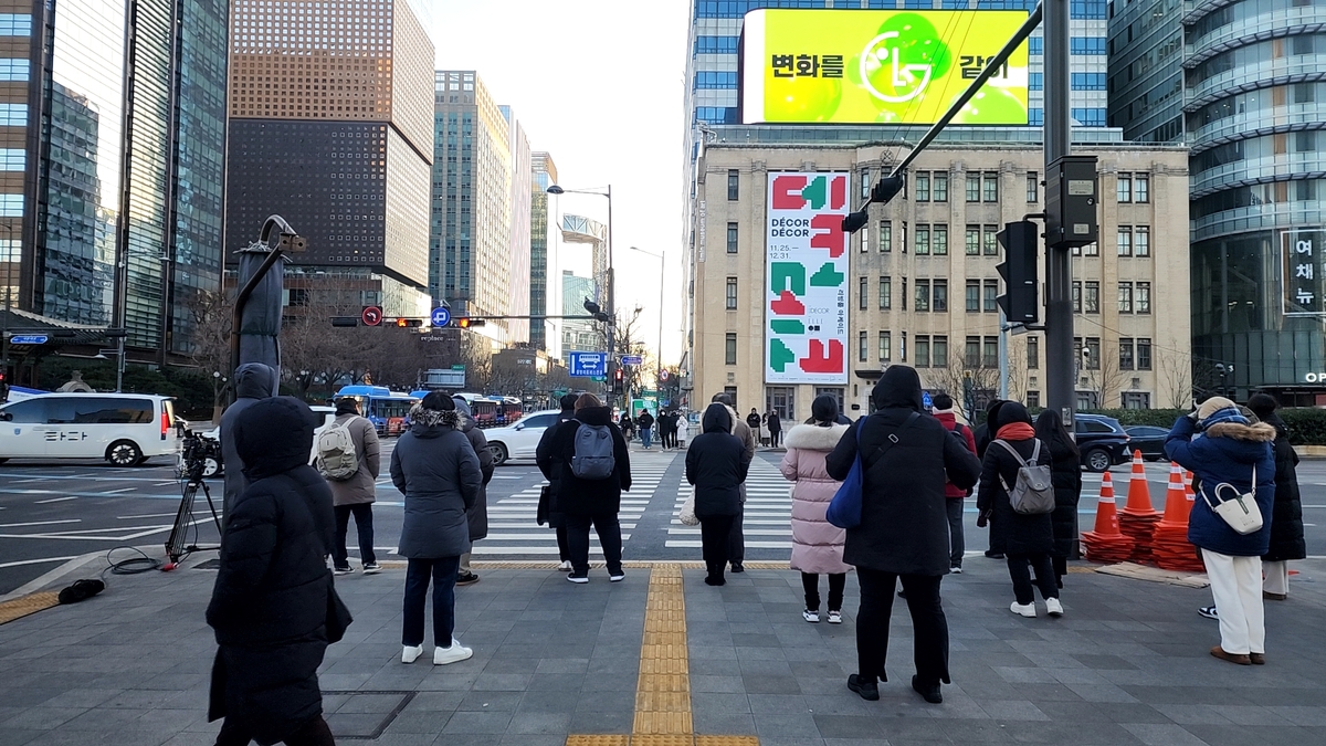 "귀마개·마스크 쓰고 눈만 빼꼼"…첫 한파경보에 출근길 중무장