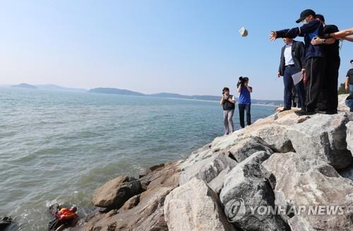 아내 바다에 빠트린 뒤 돌 던져 살해…30대 남편 징역 23년