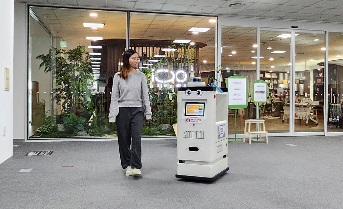 로봇이 책 대출·반납 한번에…세종시립도서관, 스마트로봇 도입