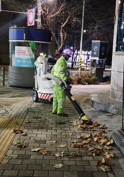 관악구, 친환경 노면청소기 도입…"진공흡입에 물청소까지"