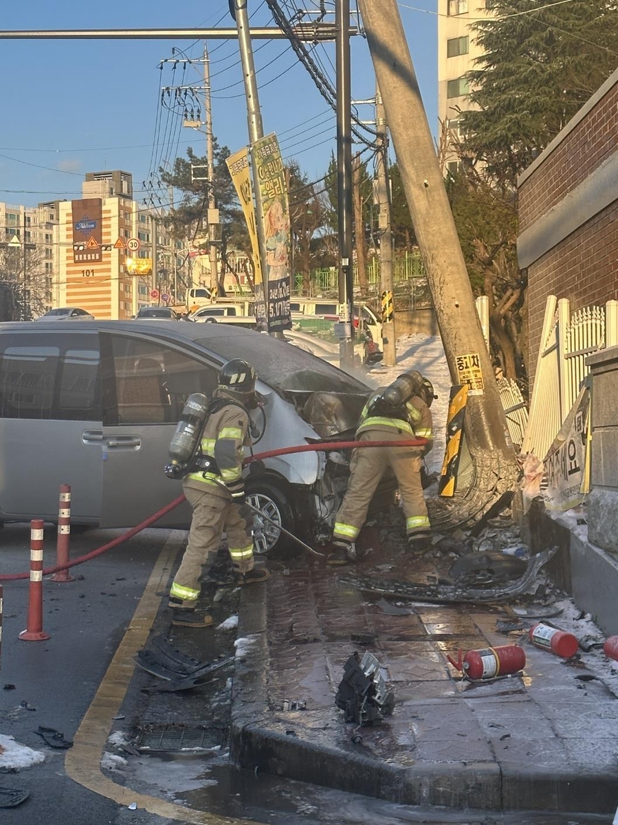 광주서 전신주 들이받은 차량 화재…2명 경상