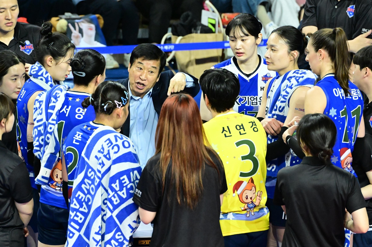 우리카드, 1위로 반환점…기업은행은 현대건설 10연승 저지(종합)