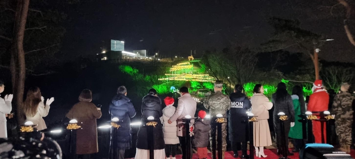 북한 맞닿은 김포 애기봉서 9년만에 성탄트리 형태 조명 점등