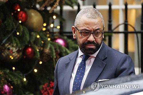 英내무, "아내 술잔에 매일 약물" 농담했다 거센 역풍