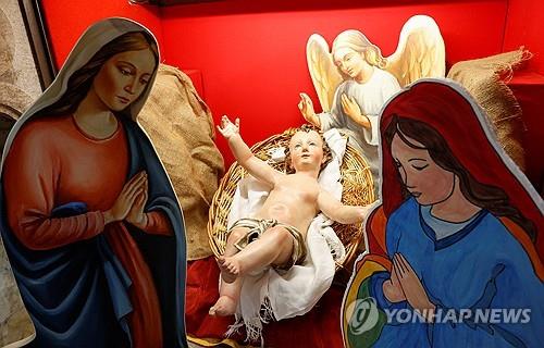 아기예수·성모 곁에 성요셉 대신 여성이…伊성탄 구유장식 논란