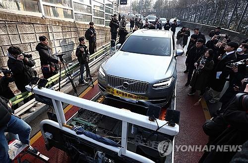 3차례 포토라인 선 이선균…마지막 조사 비공개 거부한 경찰