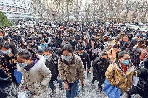 中, 공무원 채용서 남성 선호 뚜렷…견고한 '유리 천장'