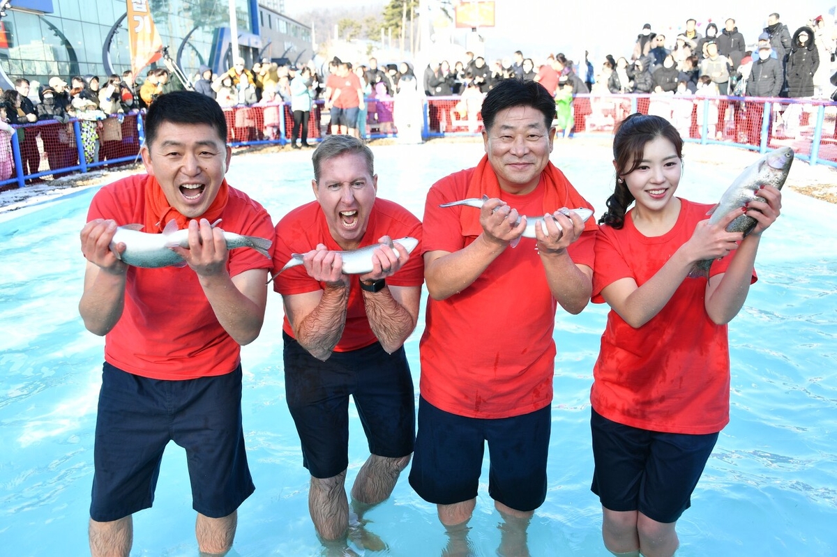 "황금 송어를 잡아라" 제15회 평창송어축제 개막…31일간 대장정