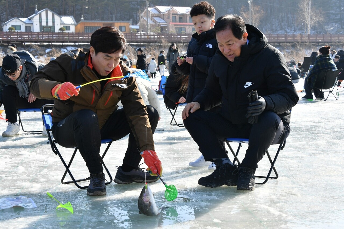 "황금 송어를 잡아라" 제15회 평창송어축제 개막…31일간 대장정